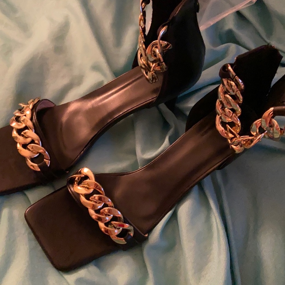 Black and gold chain heel
